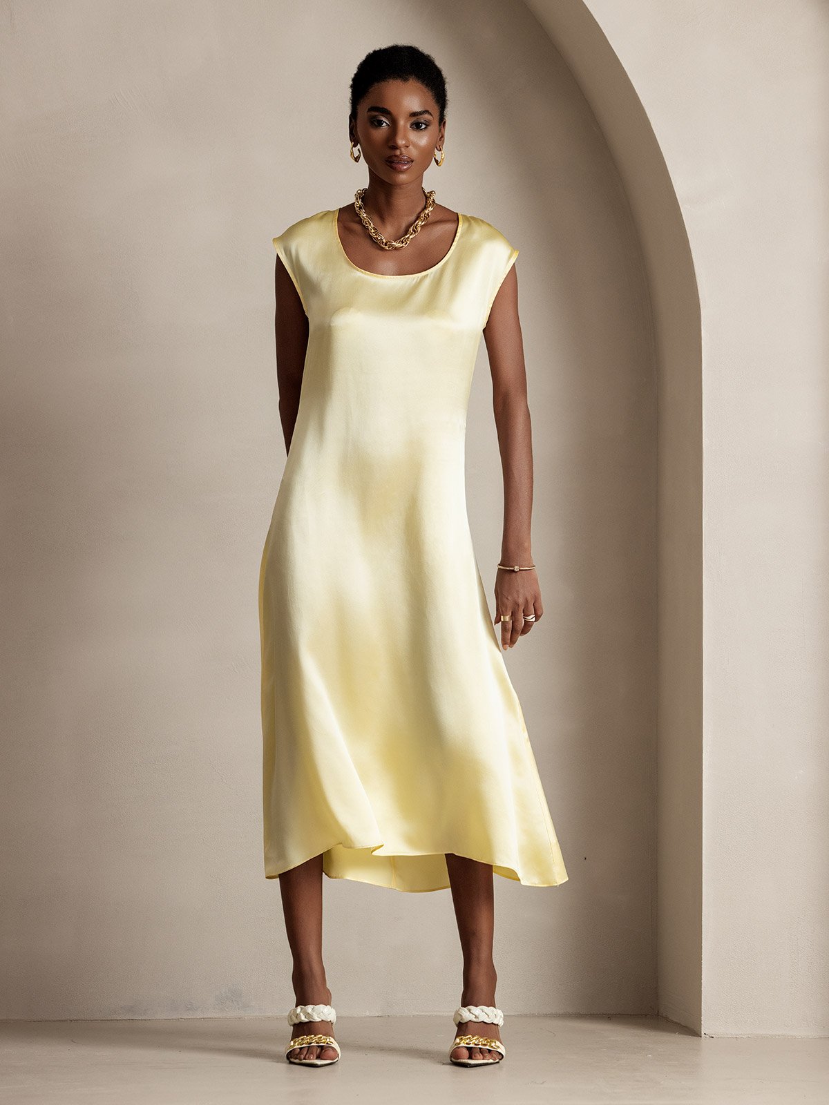 Yellow silk midi dress with round neck and cap sleeves, straight fit